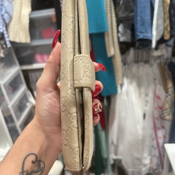 Gucci Beige Embossed Wallet - Picture 3 of 12